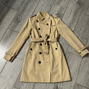 A Loves A Trench